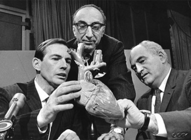 Un de 3 de Diciembre de 1967 se realizá el primer trasplante de corazón
