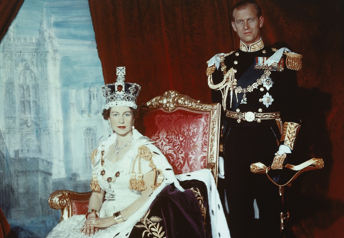 Tal día como hoy de 1953, Isabel II es coronada en la abadía londinense de Westminster
