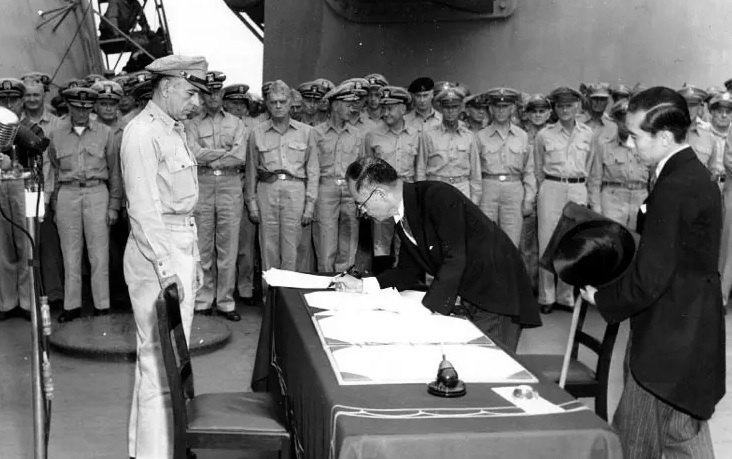 El 2 de septiembre de 1945, Mamoru Shigemitsu firmaba el acta de rendición de Japón