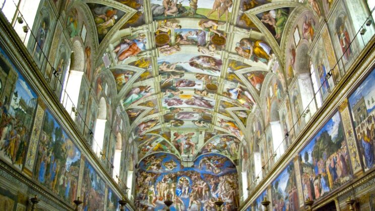 El 31 de octubre de 1512, se inauguran los frescos de la Capilla Sixtina, obra de Miguel Ángel.