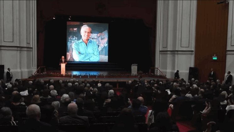 El X Congreso Internacional de la Lengua Española, celebrado en Arequipa, rinde homenaje al escritor Mario Vargas Llosa.