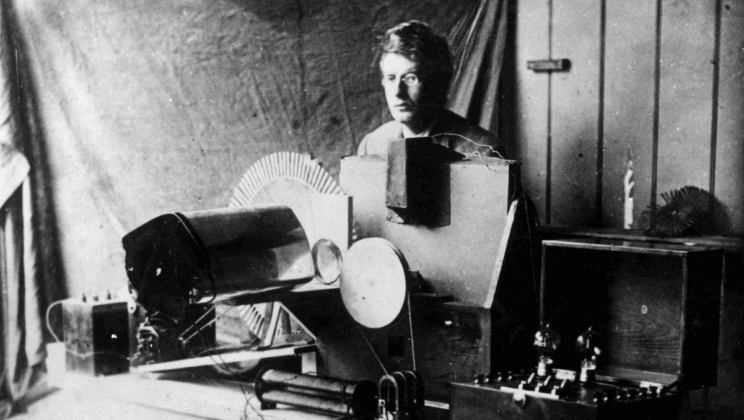 Un siglo de televisión: el invento que redefinió la comunicación humana